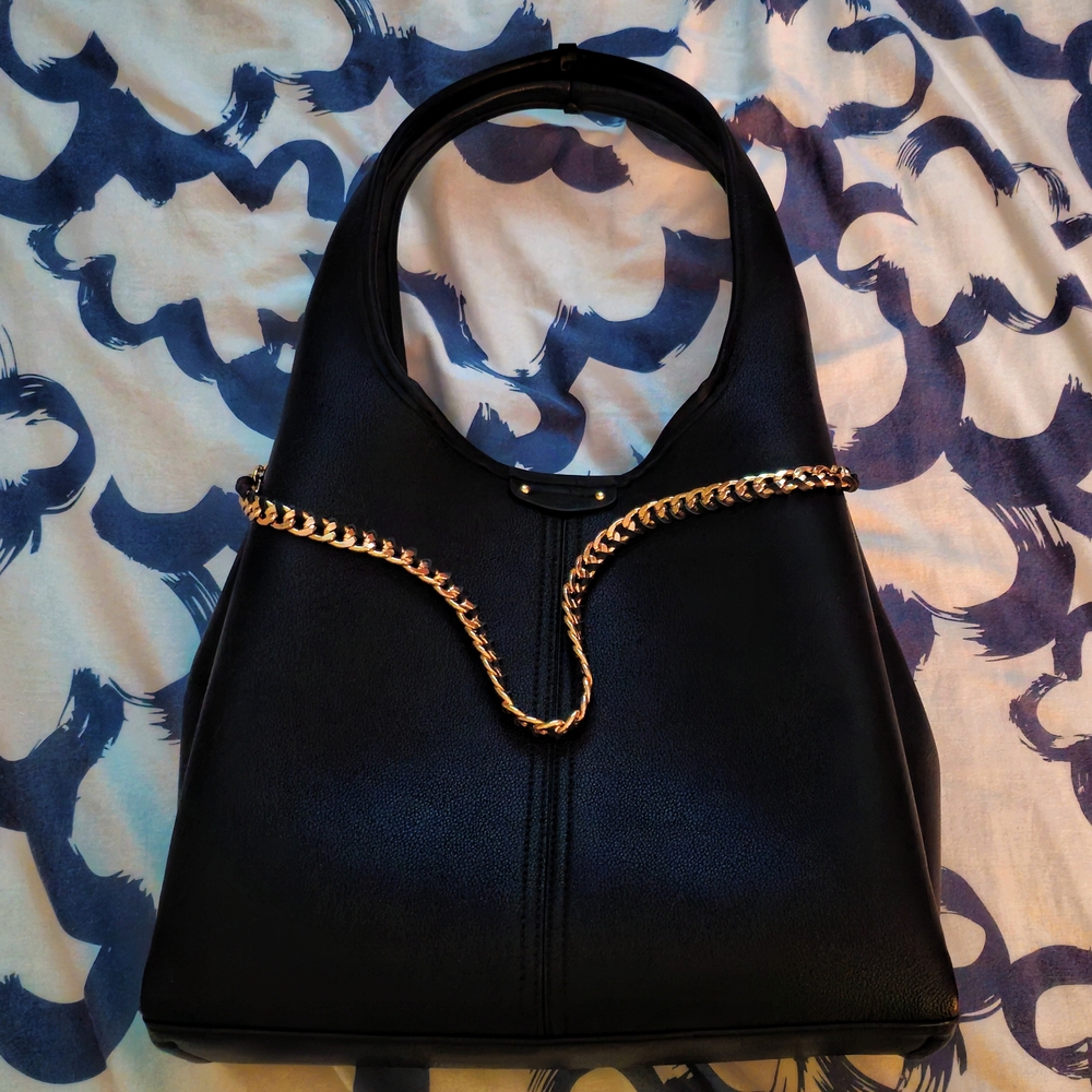 Elegant Black Leather Handbag with Gold Chain